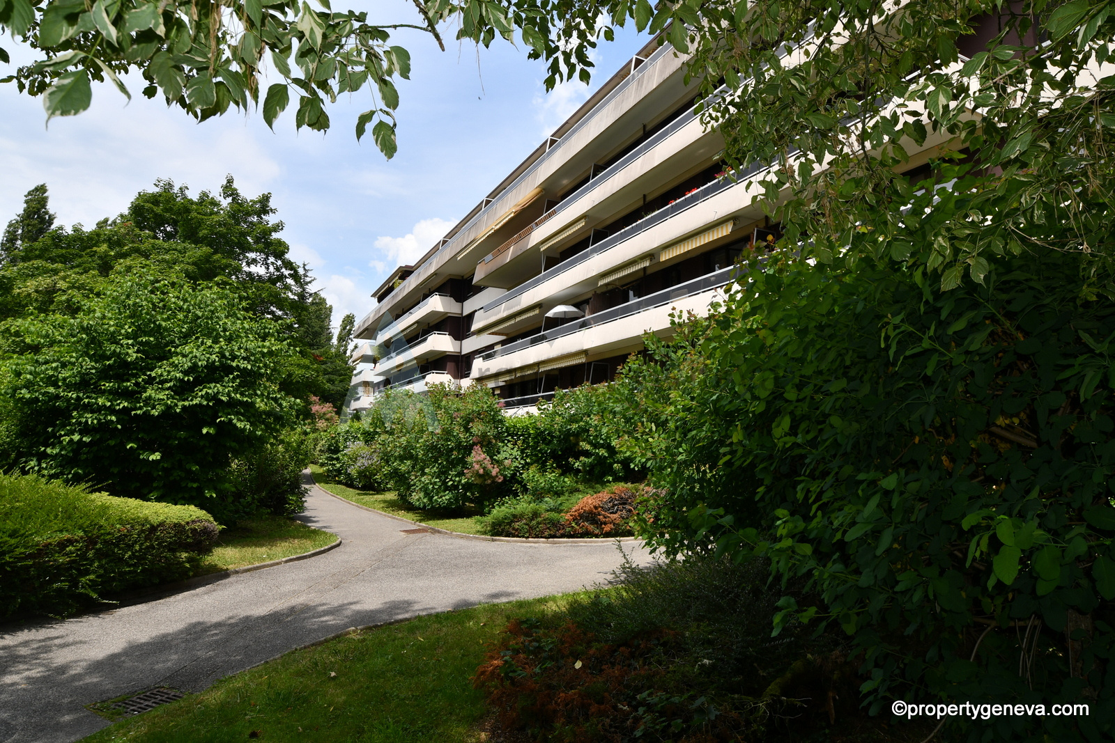 for sale FERNEYVOLTAIRE Gardenlevel apartment of 87 m2 located in a